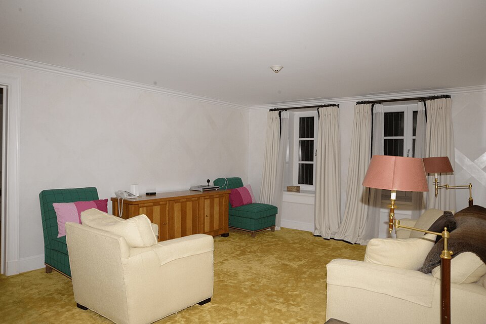 Sala de estar clara com poltronas confortáveis