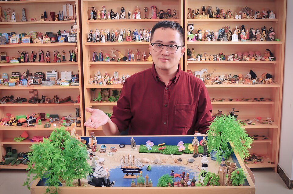 Mesa de ludoterapia com caixa de areia e miniaturas para atendimento infantil